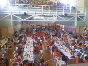 Unas 300 personas abarrotaron el domingo el gimnasio del colegio de L'Urgell. 