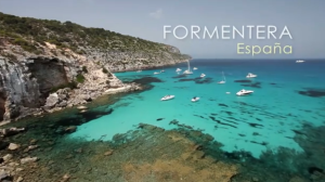 La imagen inicial de este vídeo muestra las aguas turquesas de Formentera.