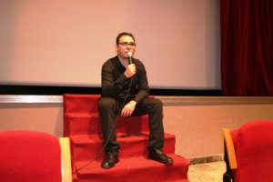 Héctor Escandell presenta la película a los espectadores que abarrotaron la sala de Can ventosa.