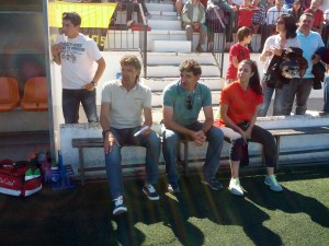 Luis Elcacho, Pepe Sala y la fisio del Formentera, Irene, durante el partido.