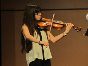 Una joven violinista durante una de las audiciones en Can Ventosa.