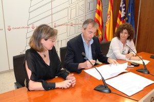 Vicent Serra i Carolina Escandell durant la signatura del conveni de cessió.