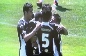 Los jugadores de la Peña celebran el primer gol del partido, conseguido en el minuto 22 por Piquero.
