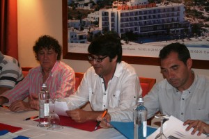Tolo Darder, Pepe Vidal y Juanjo Bertomeu, durante la firma del convenio de colaboración.