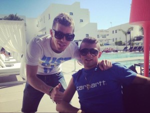 El jugador del Athletic Iker Muniain posa junto a su hermano Andoni en Eivissa.