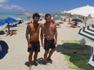 El volante central Javier Mascherano se fotografió el sábado en una playa de Formentea con Tano, un aficionado culé. Foto: Fútbol Pitiuso