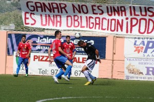 Iván pugna por el balón con el visitante Gero en una acción del partido disputado en Sant Antoni.