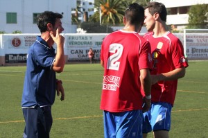 Vicente Fernández da instrucciones a dos de sus jugadores durante el partido ante el Génova. Fotos: C. V.