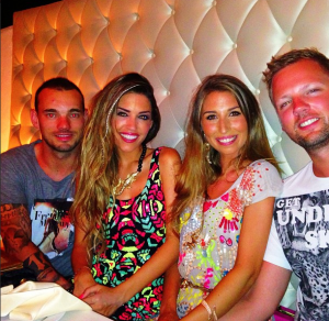 Yolanthe y Sneijder comparten mesa con la hermana de la modelo y su cuñado. Foto: Instagram Yolanthe Cabau