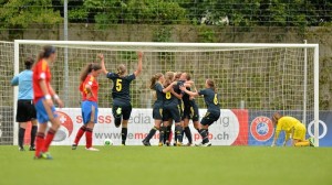 Suecia celebra su pase a la final tras marcar el último penalti ante la decepción de Yaiza Pérez, a la derecha.
