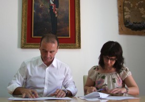 El president del Consell de Formentera i la presidenta de l’Obra Cultural Balear de l'illa, Raquel Guasch, signant el conveni. 