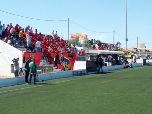 El S. D. Formentera, que empató 1-1 en el partido de ida contra el Cayón, jugará rodeado de su afición, que ha acudido al campo para brindarle su apoyo. 