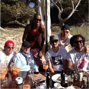 Weidenfeller, Santana, Gundogan, con la gorra verde y sentado, Schmelzer y Owomoyela se relajan en Eivissa.