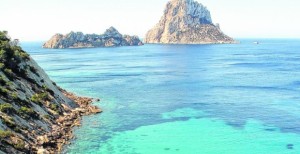 Es Vedrà es uno de los escenarios más destacados en el reportaje sobre Eivissa.