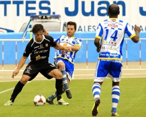 Piquero aguanta el balón de espaldas ante la oposición de un rival. Foto: Javier Garcia, JARCHA 