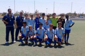 Plantilla y cuerpo técnico del Portmany alevín en el campeonato balear