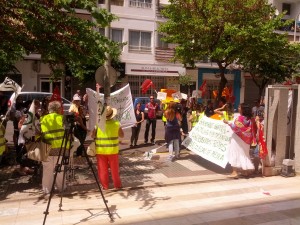 Los trabajadores de las residencias, durante su protesta en la puerta del Consell