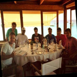 Rafa Nadal en un restaurante de Formentera en compañía de sus amigos. Foto: Twitter