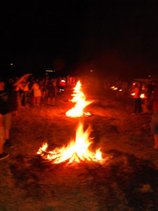La noche de San Juan se celebra a lo grande con dos hileras de nueve fuegos.