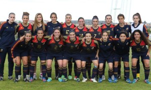La selección española femenina Sub-17, con Yaiza Pérez la primera de pie por la derecha, viajó hoy hacia la localidad suiza de Nyon.