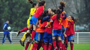 Yaiza Pérez, de amarillo, y el resto de jugadoras de España celebran su clasificación para la fase final.