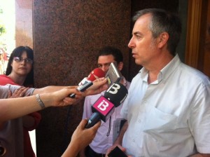 El president del PP, Vicent Serra, a la porta de la seu del partit, explica les novetats del 'cas Marienna'. Foto: D.V.