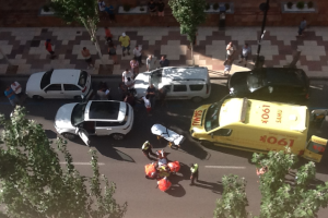 Una ambulancia del 061 y efectivos de la Policía Local de Eivissa han acudido al lugar del accidente. Foto: PyP