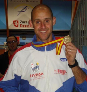 David Gómez (CA Pitiús) defiende la medalla de oro lograda en salto de altura en Zaragoza.