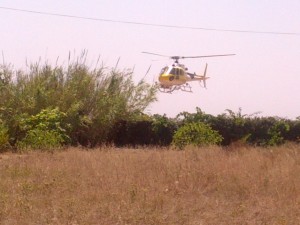 El helicóptero de extinción de incendios ha actuado en la zona. Foto: V. Ribas