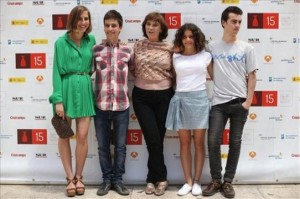 Patricia Ferreira, en el centro, con varios de los actores de la película 'Los Niños Salvajes'.