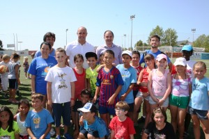 Reina posa junto a varios niños de las Escoles Municipals d'Estiu de Santa Eulària.