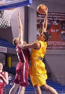 Sebastián Sáiz intenta un lanzamiento ante la oposición de un jugador de Letonia. Foto: FIBA Europe