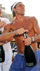 El exfutbolista, que se mantiene en plena forma, descorchando una botella de champán para celebrar sus cuatro décadas. Foto: Twitter