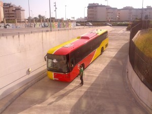 Un autobús entrant al Cetis. Foto: V.R.