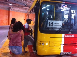 Un autobús en la estación del Cetis