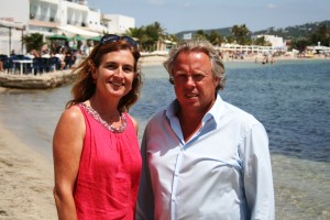 La abogada Alicia Sosa y el empresario holandés John de Jong posan con la playa de Talamanca de fondo.