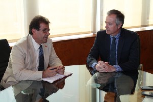 Imatge de la trobada entre el rector de la UIB, Llorenç Huguet, i el president del Consell Insular d'Eivissa, Vicent Serra. Foto: Consell d'Eivissa.
