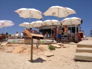 Atril-cenicero en una playa de Formentera