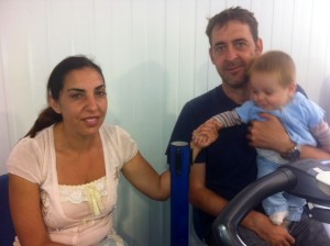 Josefina Barreda y Fernando García, con sus hijos, esperando la llegada del ferry.