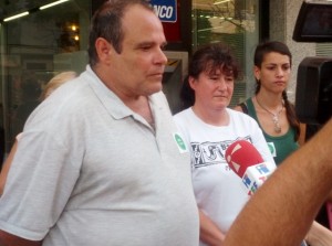 El portavoz de la PAH, Aitor Morrás, y Pepita Vingut, delante del Banco Popular de ses Figueretes