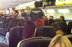 La Guardia Civil accedió a la aeronave nada más aterrizar en Ibiza, donde procedió a detener a cinco de los turistas escoceses que habían puesto en peligro el vuelo.