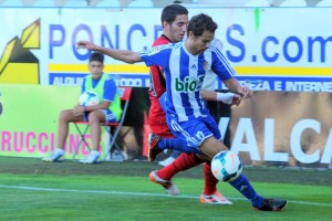 Marcos García, Marquitos, conduce el balón durante el amistoso ante el Mallorca. Foto: Jacobo Casas / Infobierzo