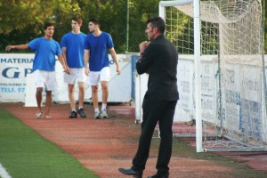 Vicente Román observa desde la banda las evoluciones del juego.