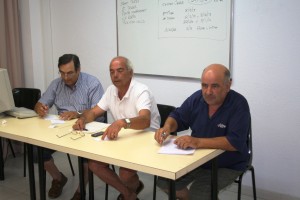 Un momento del sorteo del calendario de Regional efectuado ayer en la delegación insular de fútbol.