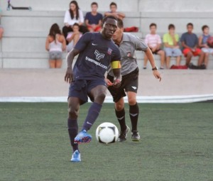 Armando, jugador del Formentera, en un partido de esta pretemporada. Foto: Fútbol Pitiuso