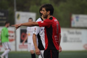 Maikel, centrocampista del Formentera, durante el derbi ante la Peña. Foto: Fútbol Pitiuso