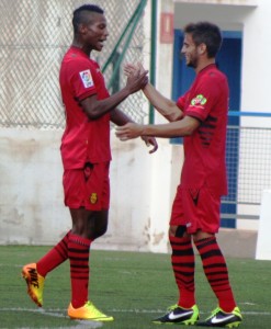 Cedric, a la izquierda, celebra un gol con un compañero en el campo del San Rafael. Foto: Carlos Vidal