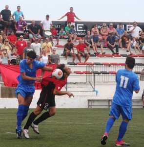 En esta acción el árbitro pudo pitar penalti sobre Piquero por agarrón dentro del área. Foto: V. R.