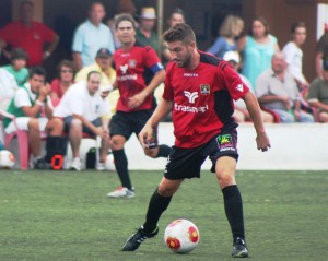 José Carlos Moreno, jugador del Formentera, controla un balón