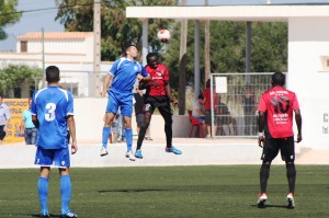 Armando salta con un rival para cabecear el balón. Fotos: V. R.